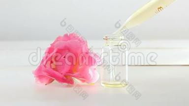 <strong>玫瑰</strong>花在白色背景上的<strong>精华</strong>在漂亮的玻璃瓶中